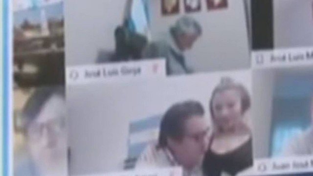 Deputado argentino beijou seio da namorada em sessão virtual